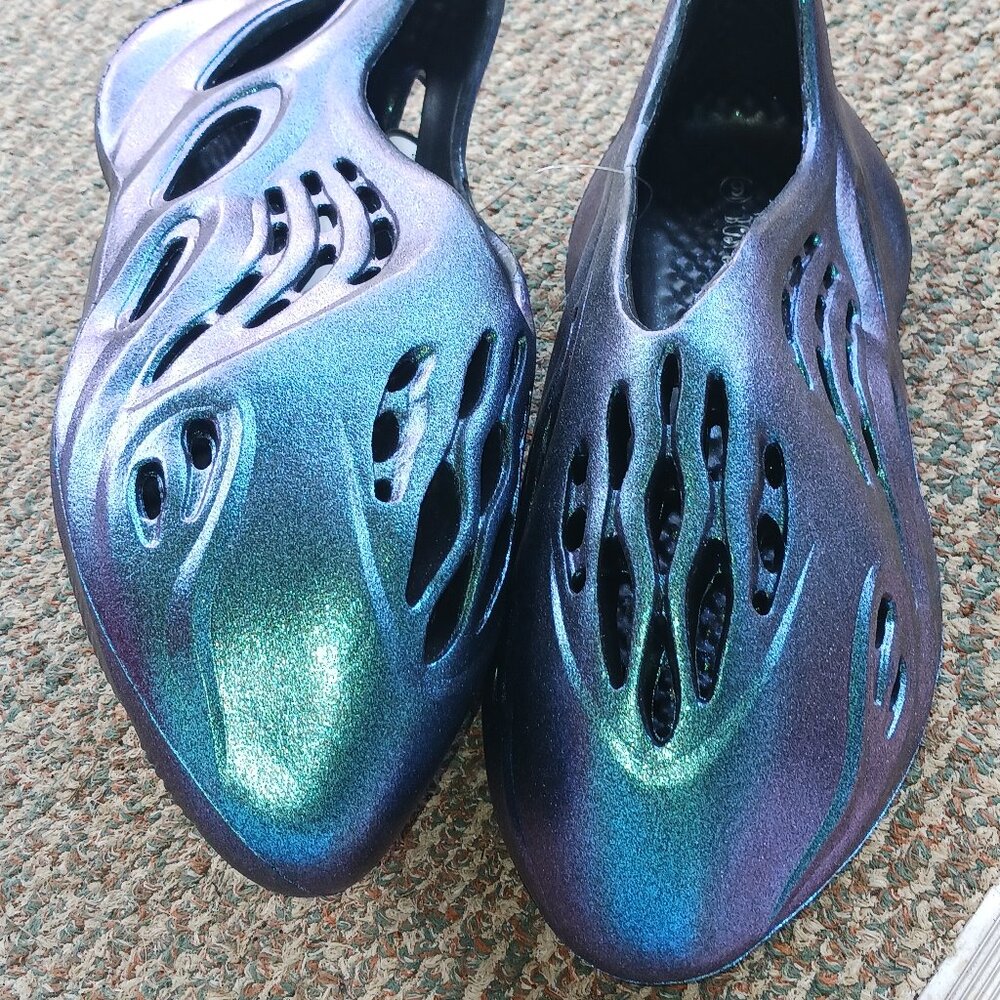 Bon Joll NWOB NWT Metallic Iridescent Puple, Blue,Teal Foam Runners Size 9
